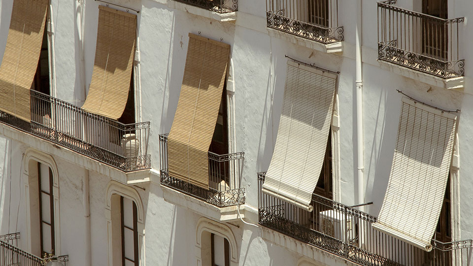 Balcones dando al sol con cortinas protectoras